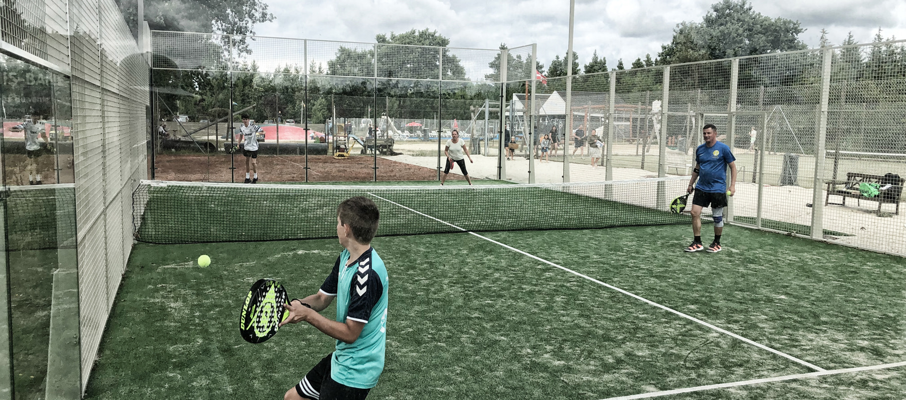Glade padelspillere i aktion på padel-banerne ved Houstrup Camping.jpg